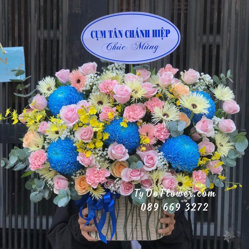 G0623800 GIỎ HOA CHÚC MỪNG thiết kế Hoa Cúc Mẫu Đơn xanh dương, hoa hồng kem-cam, cẩm chướng hồng, đồng tiền tua, baby trắng, lá bạc