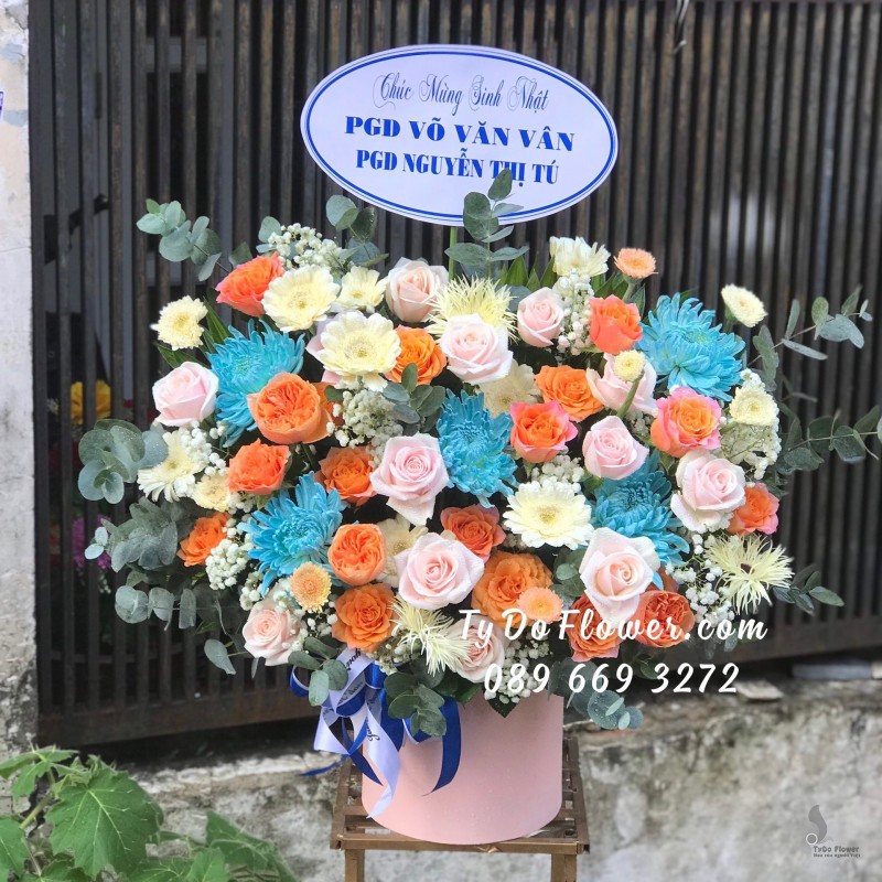G0623804 GIỎ HOA CHÚC MỪNG SINH NHẬT thiết kế Hoa Cúc Xanh Dương, hoa hồng kem-cam Spirit Roses, đồng tiền mini trắng, baby trắng, lá bạc