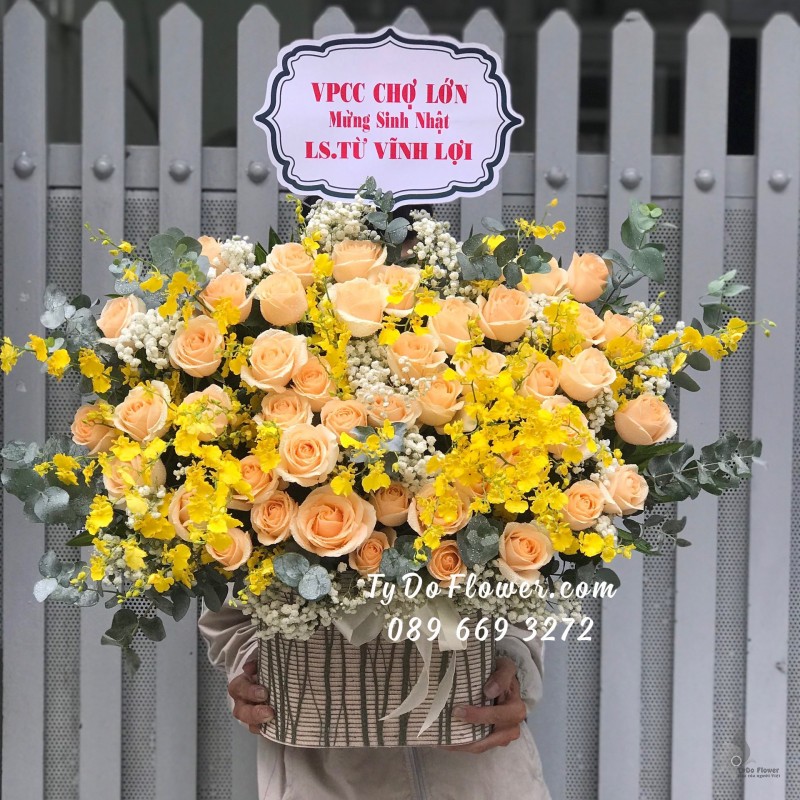 G0623805 GIỎ HOA HỒNG CAM TRỨNG mix LAN VŨ NỮ Hoa Chúc Mừng Sinh Nhật