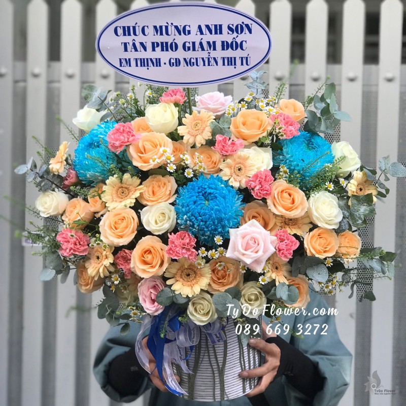 G0623812 GIỎ HOA CHÚC MỪNG TÂN PHÓ GIÁM ĐỐC thiết kế Cúc Mẫu Đơn xanh dương, hoa hồng cam-trắng, đồng tiền cam, cẩm chướng hồng, cúc tana, cỏ đồng tiền, lá bạc