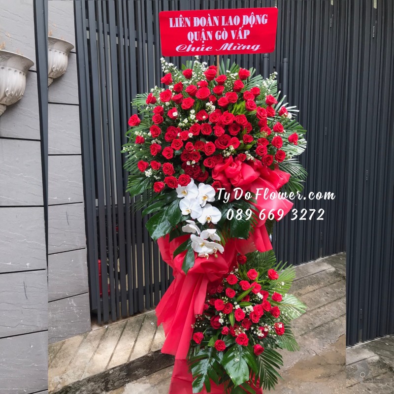 KCM0723832 KỆ HOA CHÚC MỪNG Thiết Kế Hoa Hồng Đỏ mix Lan Hồ Điệp