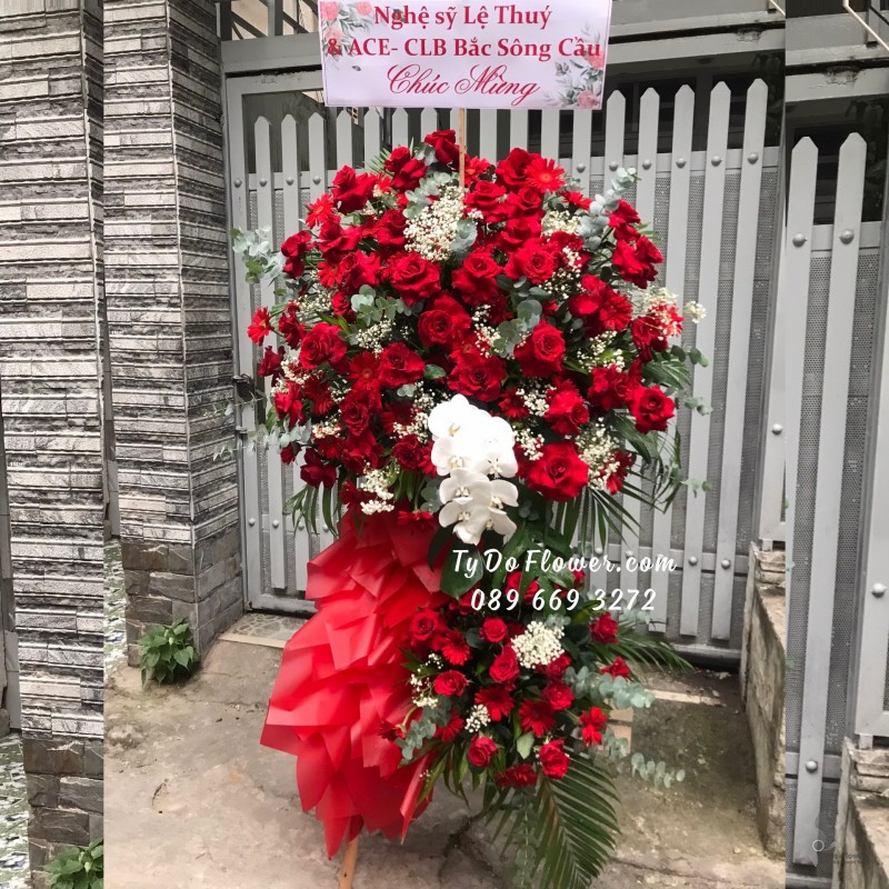 KCM0723839 KỆ HOA CHÚC MỪNG Thiết Kế Hoa Hồng Đỏ Ohara Red Roses mix Lan Hồ Điệp