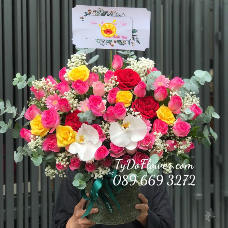 G0823865 GIỎ HOA HỒNG SEN mix hoa phụ màu đỏ vàng trắng Hoa Chúc Mừng Sinh Nhật