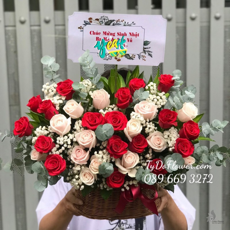 GIỎ HOA HỒNG ĐỎ mix HOA HỒNG KEM Hoa Chúc Mừng Sinh Nhật