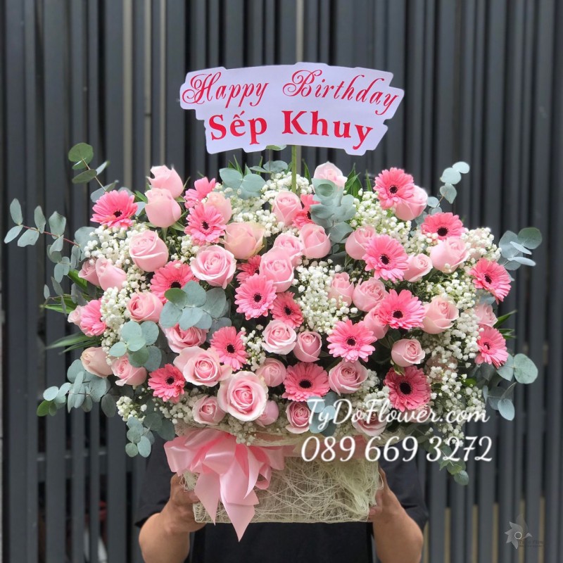 G0823868 GIỎ HOA HỒNG KEM DÂU mix ĐỒNG TIỀN HỒNG MINI vs BABY TRẮNG Hoa Chúc Mừng Sinh Nhật Sếp