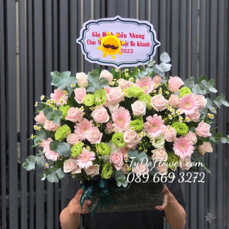 G0823869 GIỎ HOA HỒNG KEM mix ĐỒNG TIỀN HỒNG MINI vs CÁT TƯỜNG XANH Hoa Chúc Mừng Sinh Nhật Ba