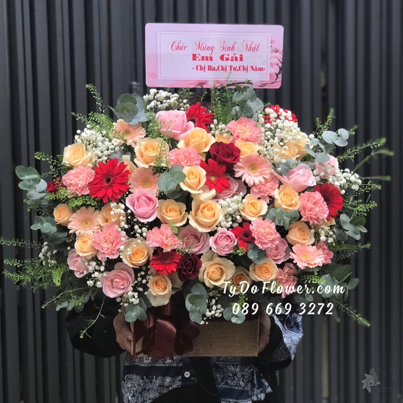 G0823903 GIỎ HOA CHÚC MỪNG SINH NHẬT EM GÁI thiết kế hoa hồng cam-kem dâu, đồng tiền đỏ-cam, cẩm chướng hồng, cỏ đồng tiền, baby trắng, lá bạc