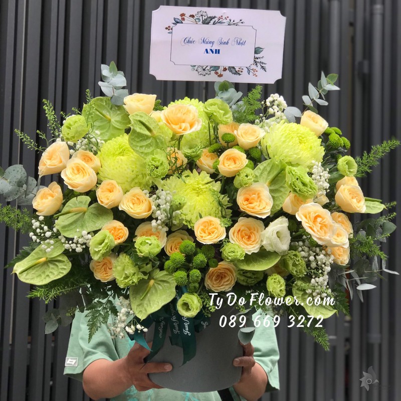 G0823906 GIỎ  HOA HỒNG JULIET mix CÚC MẪU ĐƠN XANH CỐM Hoa Chúc Mừng Sinh Nhật Anh