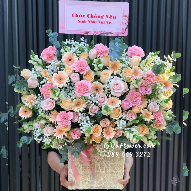 G0823921 GIỎ HOA CHÚC MỪNG SINH NHẬT CHỒNG YÊU thiết kế tone màu pastel hoa hồng cam-kem, cẩm chướng hồng, đồng tiền cam, mõm sói trắng, baby trắng, lá bạc