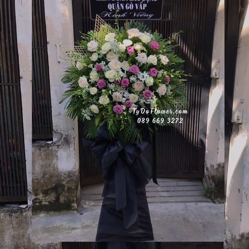 KCB0823924 KỆ HOA TANG LỄ VÒNG HOA CHI BUỒN Hoa Kính Viếng tone màu trắng tím