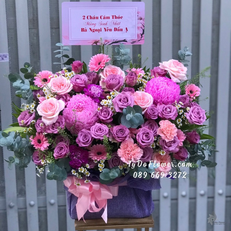 G0823925 GIỎ HOA CHÚC MỪNG SINH NHẬT BÀ NGOẠI thiết kế Hoa Cúc Mẫu Đơn Hồng, hoa hồng tím, hoa hồng Ohara Pink Roses, cẩm chương hồng, đồng tiền mini hồng, cúc tana, cỏ đồng tiền, lá bạc