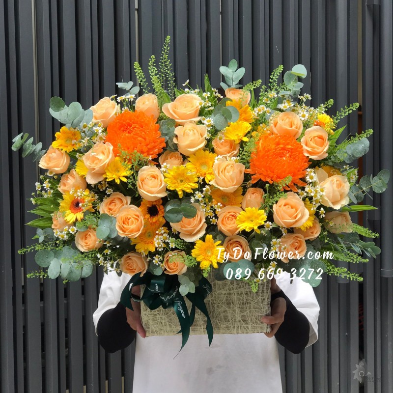 G0823926 GIỎ HOA CHÚC MỪNG thiết kế Hoa Cúc Mẫu Đơn Cam, hoa hồng cam, đồng tiền vàng, cỏ đồng tiền, cúc tana, lá bạc