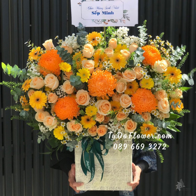 G0823928 GIỎ HOA CHÚC MỪNG SINH NHẬT SẾP thiết kế Hoa Cúc Mẫu Đơn Cam, hoa hồng cam, đồng tiền vàng, baby trắng, cúc tana, lá bạc