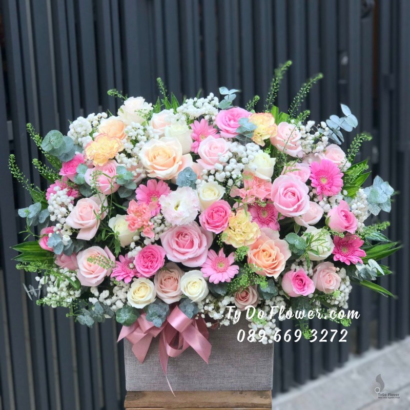 G0823931 GIỎ HOA CHÚC MỪNG thiết kế tone màu pastel hoa hồng cam-trắng-hồng, đồng tiền hồng, cẩm chướng cam, baby trắng, lá bạc