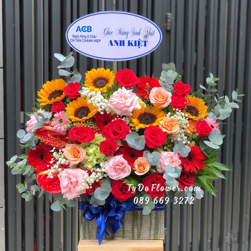 G0823946 GIỎ HOA CHÚC MỪNG SINH NHẬT thiết kế hoa hồng đỏ-cam, hoa hồng Ohara Pink Roses, hoa hướng dương, hoa tú cầu, đồng tiền đỏ, hoa lá phụ