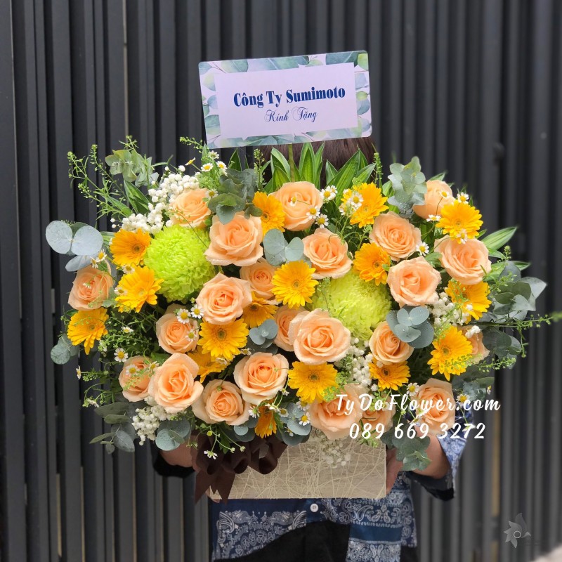G0823949 GIỎ HOA CHÚC MỪNG thiết kế Hoa Cúc Mẫu Đơn Xanh Cốm mix Hoa Hồng Cam mix Đồng Tiền Mini Vàng