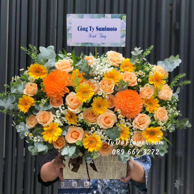 G0823950 GIỎ HOA CHÚC MỪNG thiết kế Hoa Cúc Mẫu Đơn Cam mix Hoa Hồng Cam mix Đồng Tiền Mini Vàng