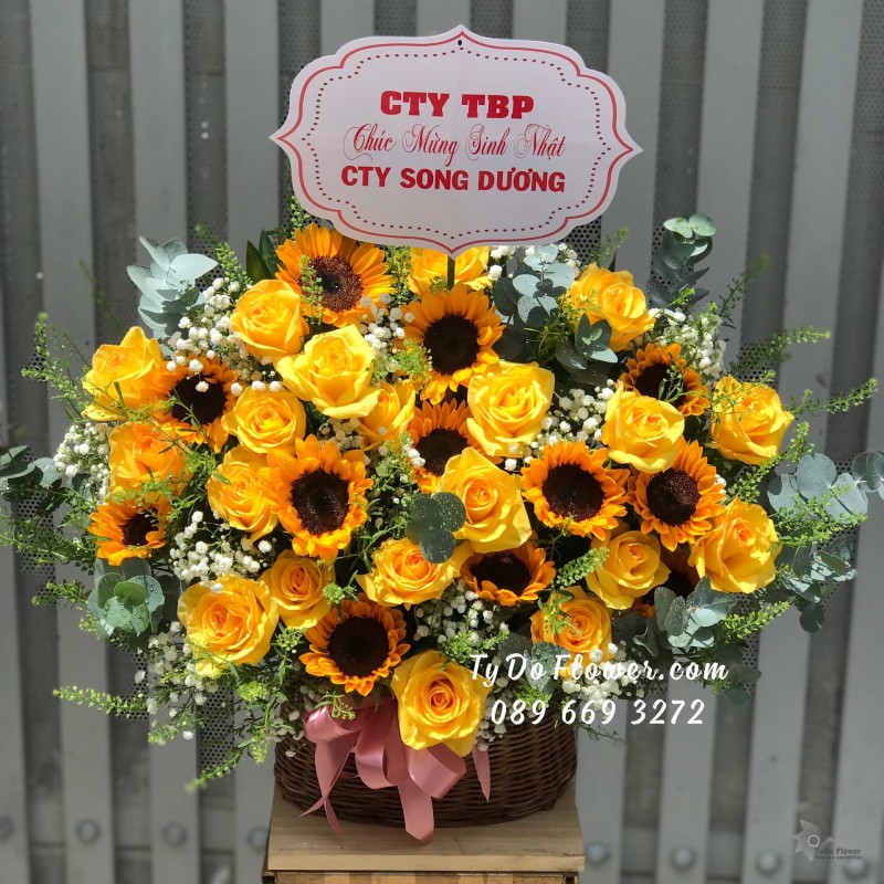 GIỎ HOA CHÚC MỪNG SINH NHẬT thiết kế Hoa Hướng Dương mix Hoa Hồng Vàng