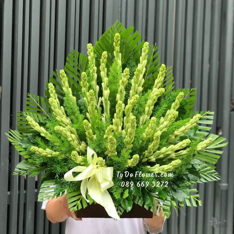 G0823958 HOA TƯỞNG NIỆM KÍNH LỄ thiết kế Hoa Huệ Trắng