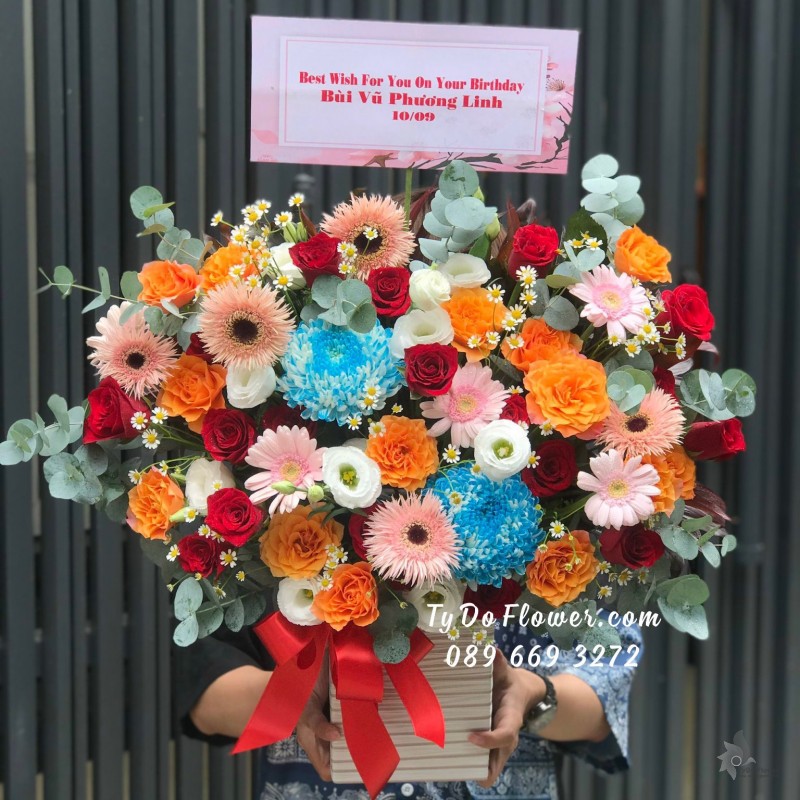 G0923969 GIỎ HOA CHÚC MỪNG SINH NHẬT thiết kế tone màu đỏ hồng  cam trắng điểm nhấn Cúc Mẫu Đơn Xanh