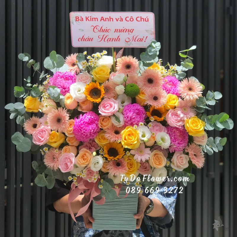 G0923970 GIỎ HOA CHÚC MỪNG thiết kế tone màu hồng vàng trắng điểm nhấn Cúc Mẫu Đơn Hồng