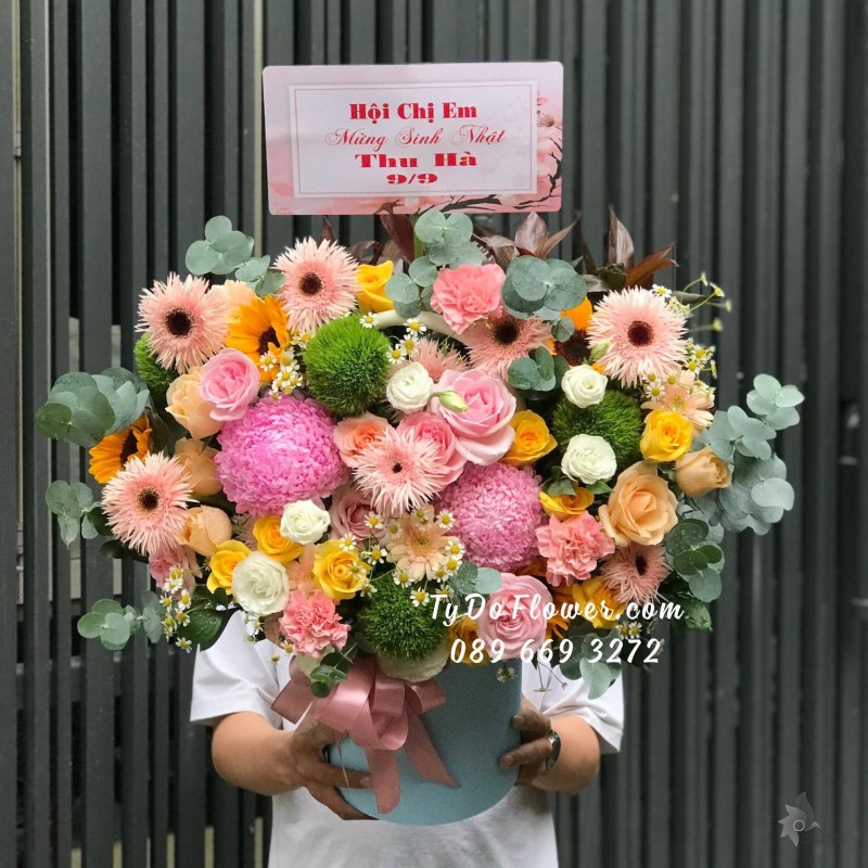 G0923974 GIỎ HOA CHÚC MỪNG thiết kế tone màu hồng vàng xanh điểm nhấn Cúc Mẫu Đơn Hồng