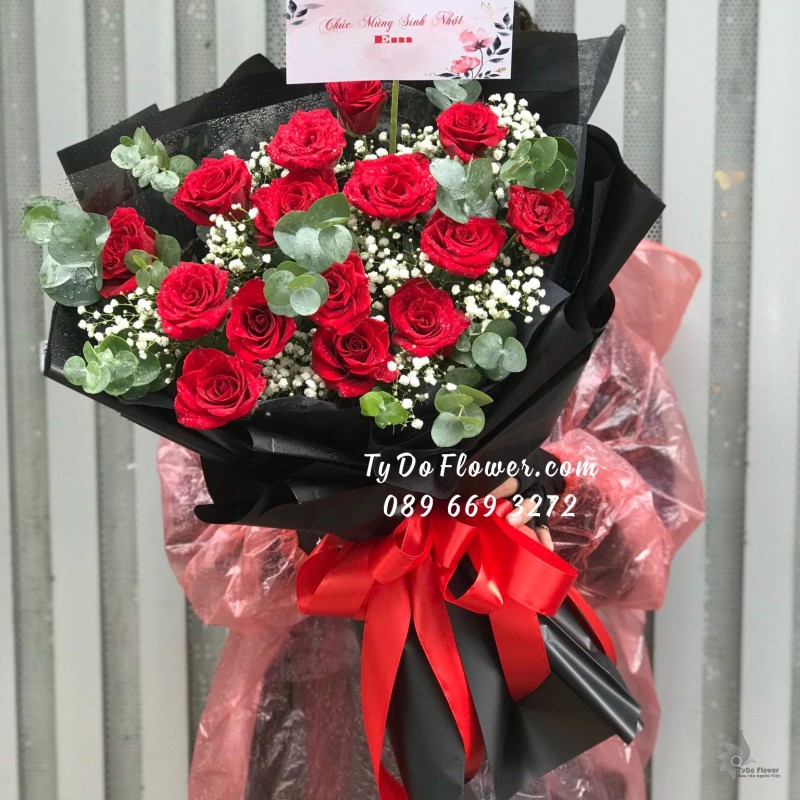 B0923976 BÓ HOA CHÚC MỪNG SINH NHẬT thiết kế Hoa Hồng Đỏ Red Ecuador Roses mix Baby Trắng