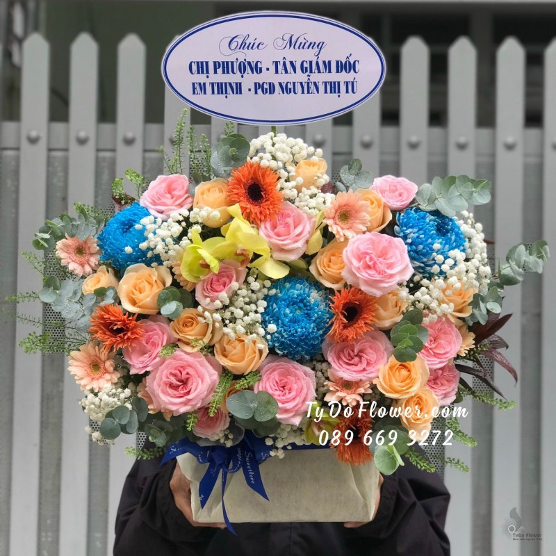 G0923980 GIỎ HOA CHÚC MỪNG TÂN GIÁM ĐỐC thiết kế tone màu cam hồng vàng trắng điểm nhấn Cúc Mẫu Đơn Xanh