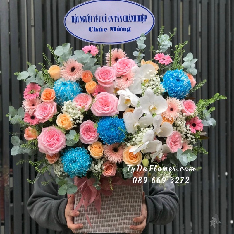 G0923982 GIỎ HOA CHÚC MỪNG thiết kế tone màu cam hồng cam trắng điểm nhấn Cúc Mẫu Đơn Xanh