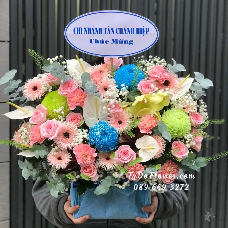 G0923983 GIỎ HOA CHÚC MỪNG thiết kế tone màu hồng trắng điểm nhấn Cúc Mẫu Đơn Xanh