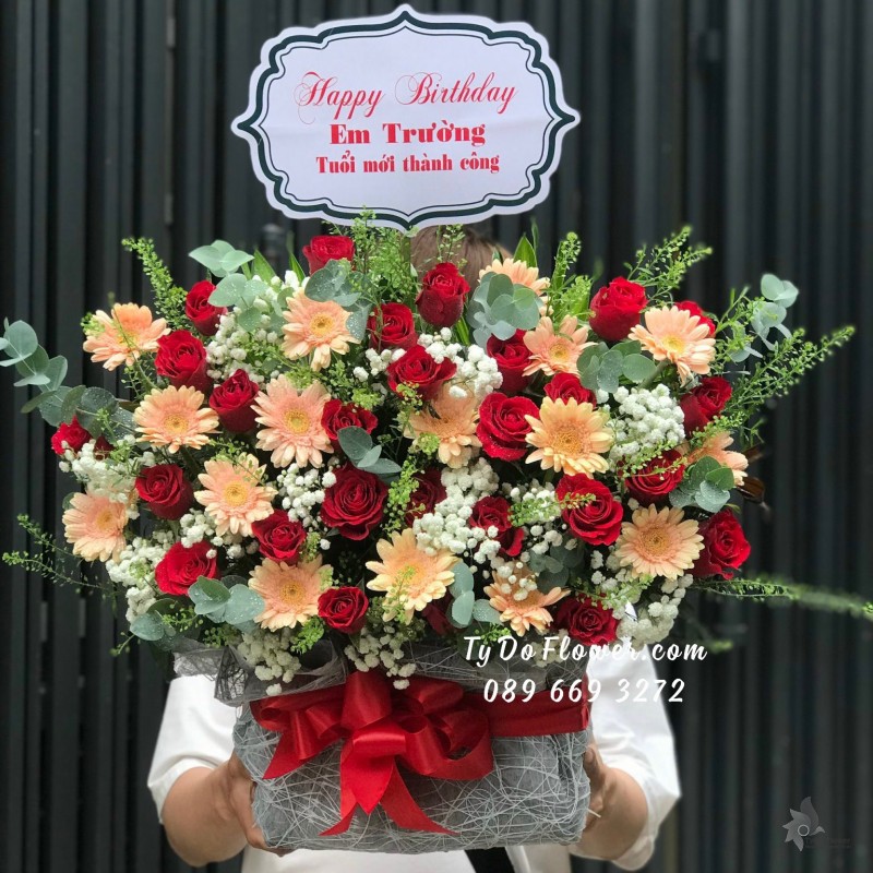 GIỎ HOA CHÚC MỪNG SINH NHẬT thiết kế Hoa Hồng Đỏ mix Đồng Tiền Mini Cam