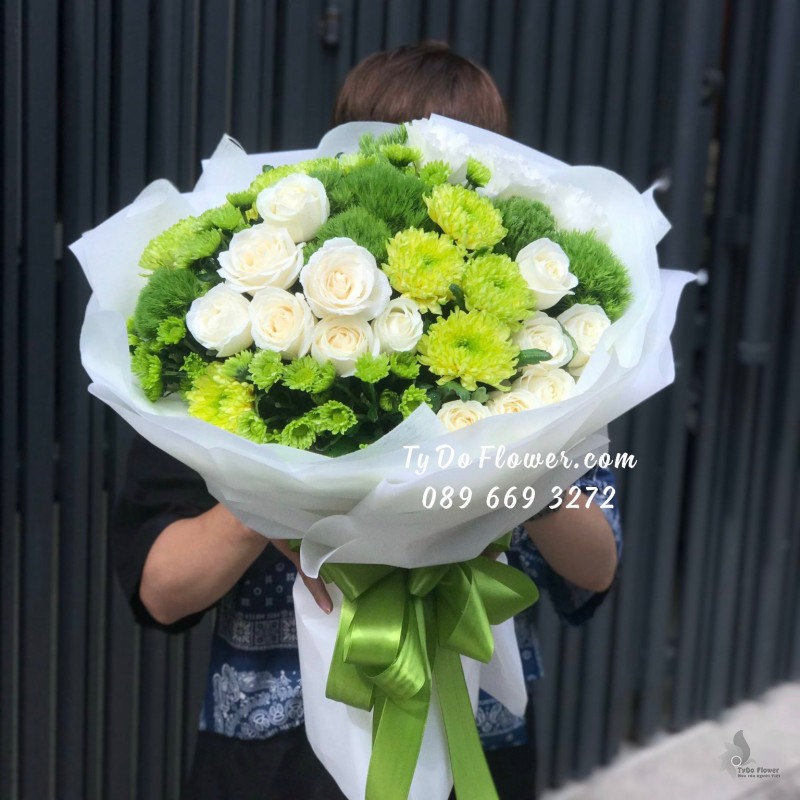 B0923988 BÓ HOA CHÚC MỪNG thiết kế tone màu trắng xanh Hoa Hồng Trắng mix Cúc vs Green Wicky