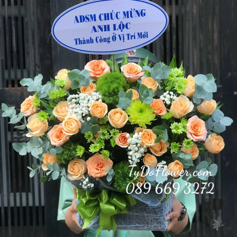 G0923993 GIỎ HOA CHÚC MỪNG THÀNH CÔNG Ở VỊ TRÍ MỚI thiết kế Hoa Hồng Cam mix Green Wichky vs Cúc Xanh