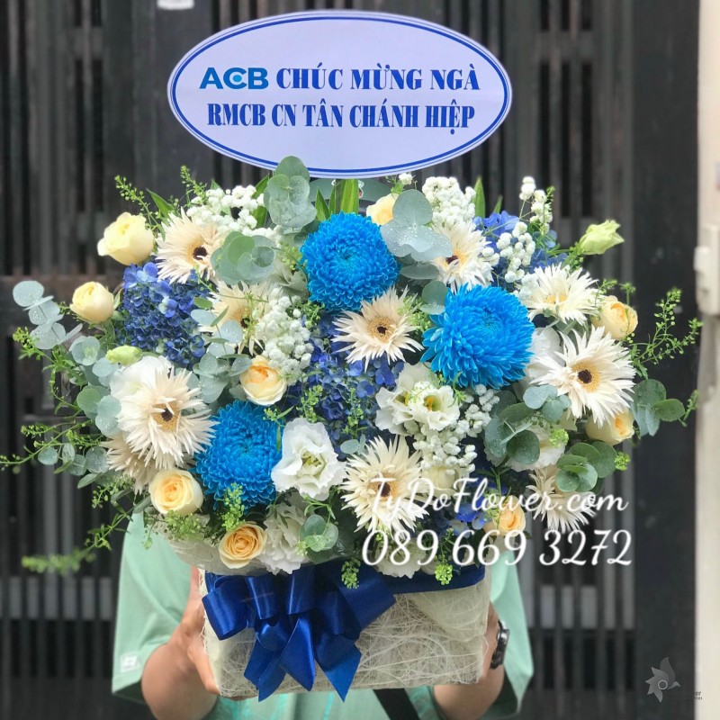 G0923995 GIỎ HOA CHÚC MỪNG thiết kế tone màu trắng xanh điểm nhấn Cúc Mẫu Đơn Xanh