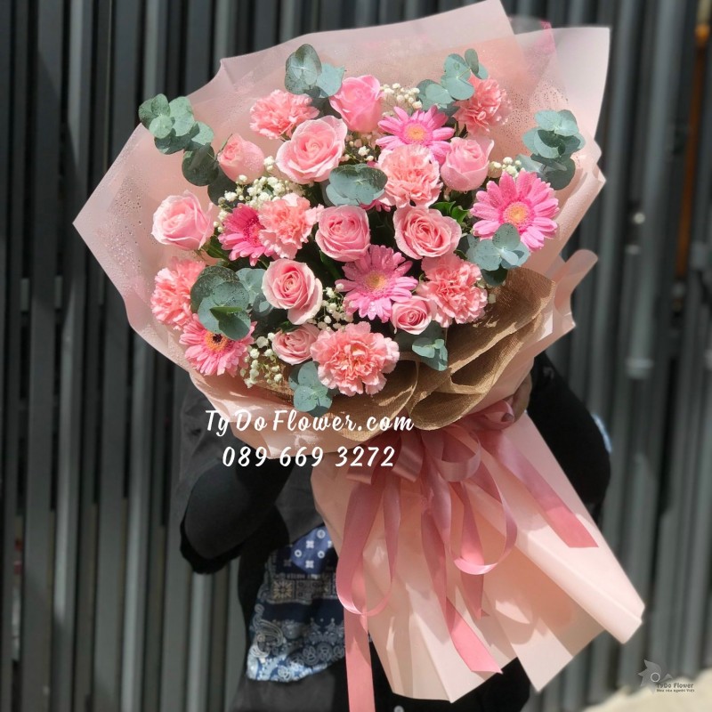 B09231001 BÓ HOA HỒNG KEM DÂU mix cẩm chướng hồng, đồng tiền hồng