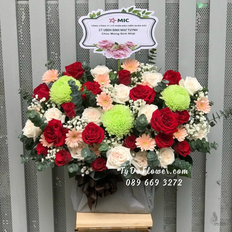 G09231005 GIỎ HOA CHÚC MỪNG SINH NHẬT thiết kế hoa Cúc Mẫu Đơn xanh cốm mix hoa hồng đỏ Red Ohara Roses, hoa hồng trắng White Ohara Roses, Đồng Tiền Mini cam