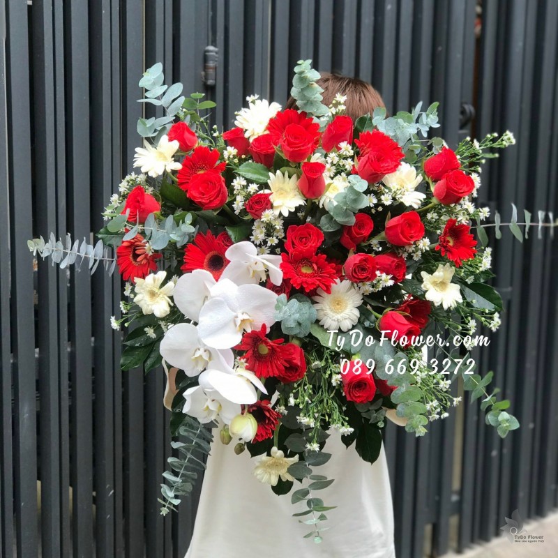 L09231015 LẴNG HOA ĐỂ BỤC PHÁT BIỂU thiết kế tone Đỏ Trắng - Hoa Hồng Đỏ Pháp, Lan Hồ Điệp Trắng, Đồng Tiền Mini Trắng mix hoa lá phụ trắng xanh