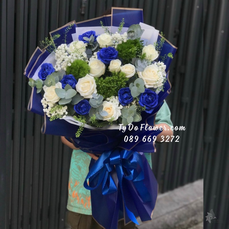 B09231021 BÓ HOA CHÚC MỪNG thiết kế Hoa Hồng Xanh, Hoa Hồng Trắng, Green Wicky mix Baby Trắng, Cỏ Đồng Tiền, Lá Bạc