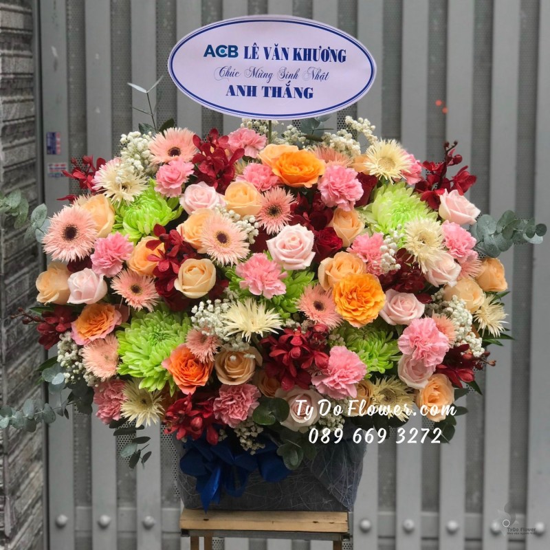 G09231022 GIỎ HOA CHÚC MỪNG SINH NHẬT TẶNG CHO NAM thiết kế Hoa Đa Sắc điểm nhấn Hoa Cúc Xanh Cốm