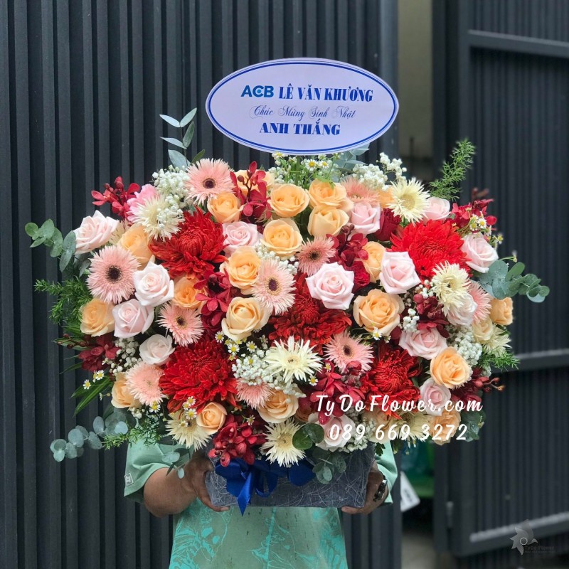 G09231023 GIỎ HOA CHÚC MỪNG SINH NHẬT TẶNG CHO NAM thiết kế Hoa Đa Sắc điểm nhấn Hoa Cúc Đỏ