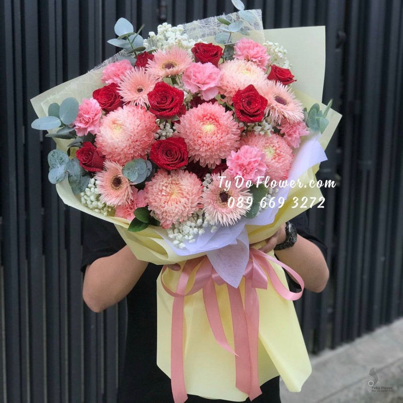 B09231025 BÓ HOA CHÚC MỪNG thiết kế Hoa Cúc Mẫu Đơn Hồng, Hoa Hồng Đỏ Red Ecuador Roses, Đồng Tiền Tua, Cẩm Chướng Hồng mix Baby Trắng, Lá Bạc