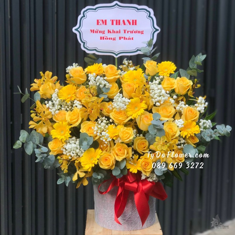 G09231030 GIỎ HOA CHÚC MỪNG KHAI TRƯƠNG thiết kế Hoa Hồng Vàng, Đồng Tiền Vàng, Lan Mokara Vàng mix Baby Trắng, Lá Bạc