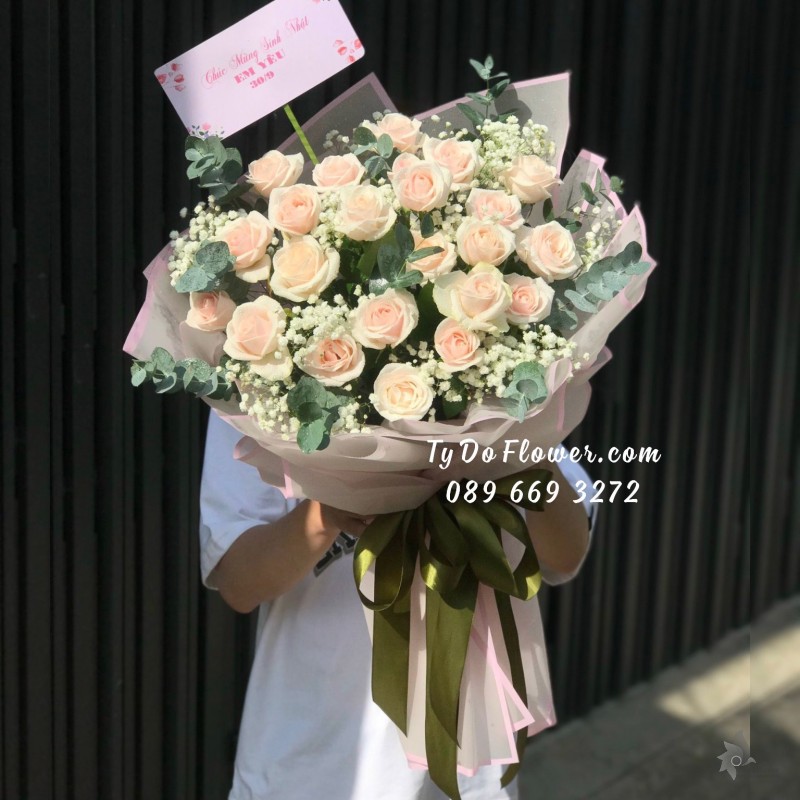 B09231041 BÓ HOA CHÚC MỪNG SINH NHẬT thiết kế Hoa Hồng Kem mix Baby Trắng, Lá Bạc