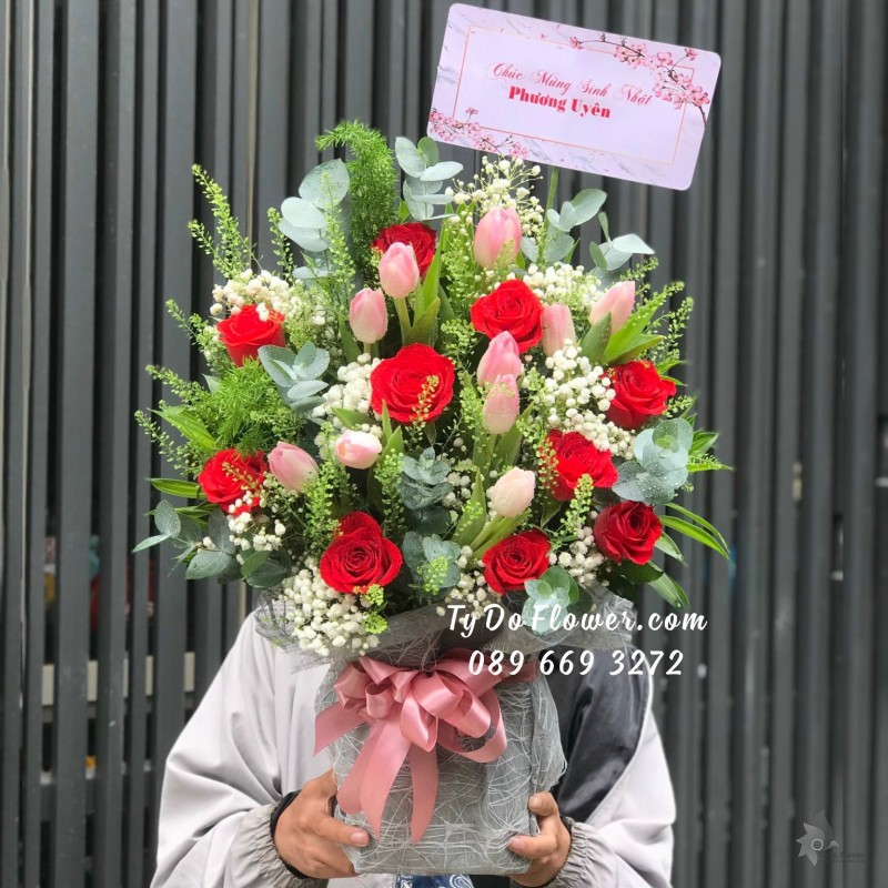 G09231046 GIỎ HOA CHÚC MỪNG SINH NHẬT - thiết kế hoa Tulip hồng, Hoa Hồng Đỏ Pháp, Baby Trắng mix Cỏ Đồng Tiền, Lá Xanh