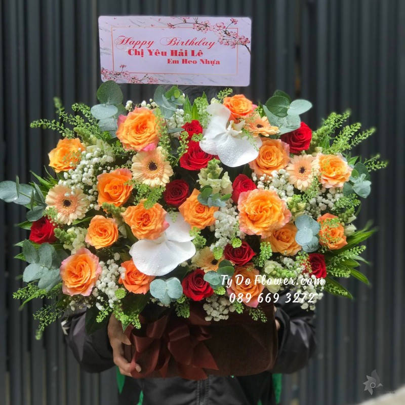 G09231048 GIỎ HOA CHÚC MỪNG SINH NHẬT - thiết kế Hoa Hồng Cam Spirit Roses, Hoa Hồng Đỏ Pháp, Lan Hồ Điệp, Mõm Sói Trắng mix Baby Trắng, Cỏ Đồng Tiền, Lá Bạc