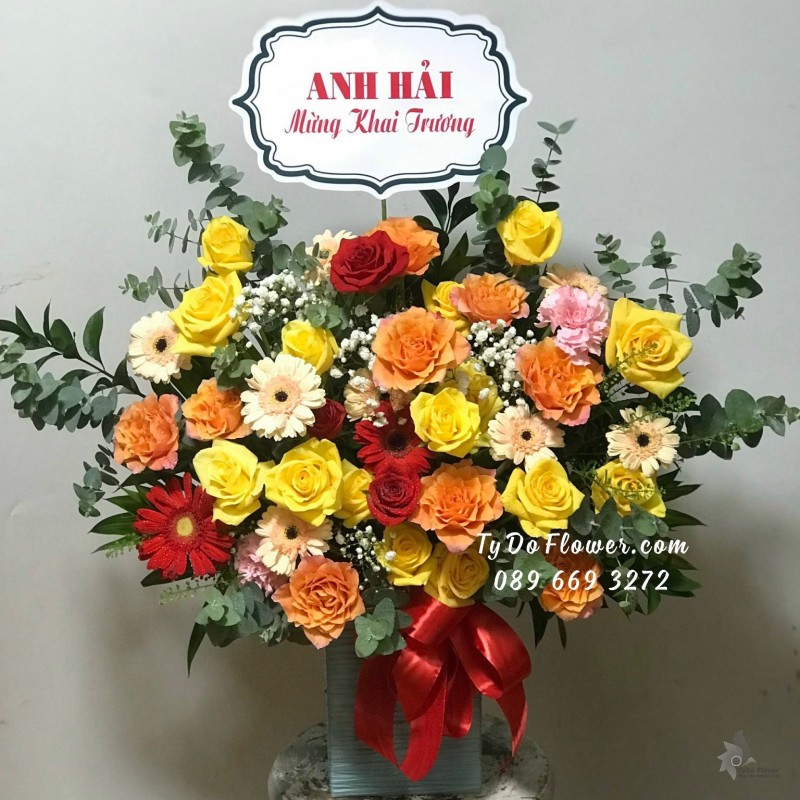 G10231051 GIỎ HOA CHÚC MỪNG KHAI TRƯƠNG thiết kế hoa hồng vàng, hoa hồng cam spirit roses mix hoa lá phụ tone màu đỏ xanh cam