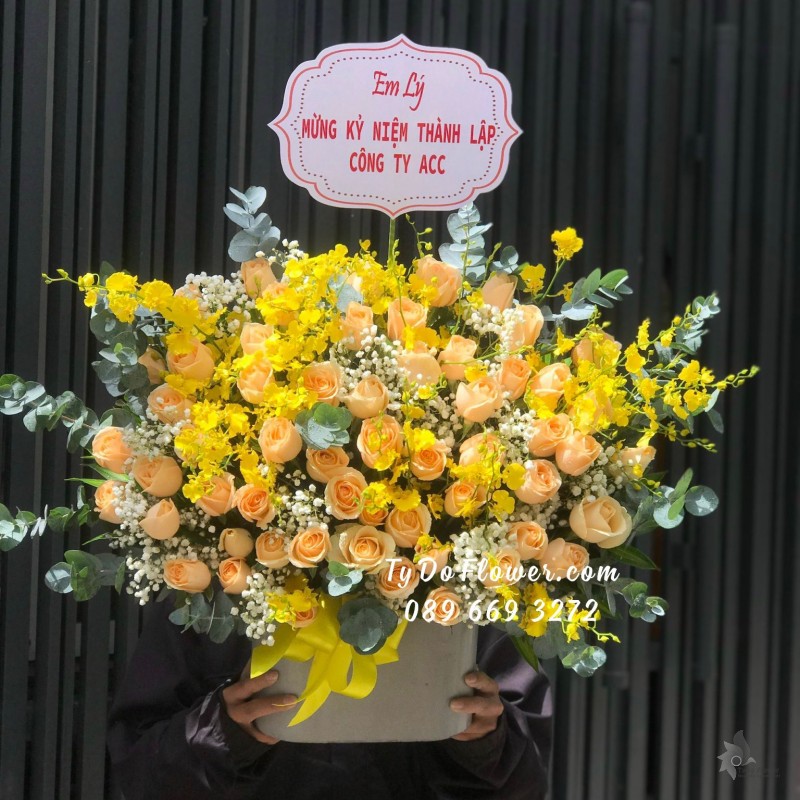 G10231056 GIỎ HOA CHÚC MỪNG KỶ NIỆM THÀNH LẬP CÔNG TY - thiết kế Hoa Hồng Cam Trứng, Hoa Lan Vũ Nữ mix Baby Trắng, Lá Bạc