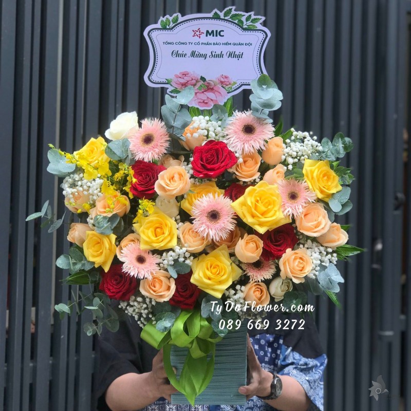 G10231061 GIỎ HOA CHÚC MỪNG SINH NHẬT thiết kế hoa hồng cam-vàng-đỏ, đồng tiền tua, hoa lá phụ