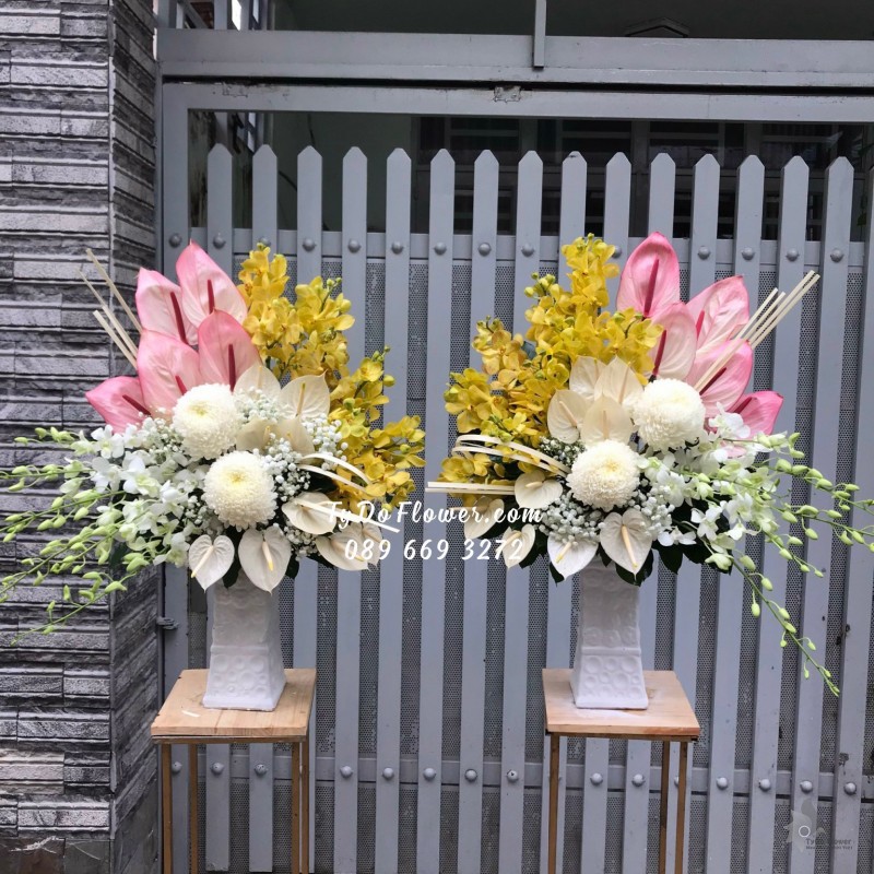 BI10231066 MỘT CẶP BÌNH HOA ĐỂ BÀN THỜ thiết kế hoa cúc mẫu đơn, hồng môn, lan thái, lan Mokara