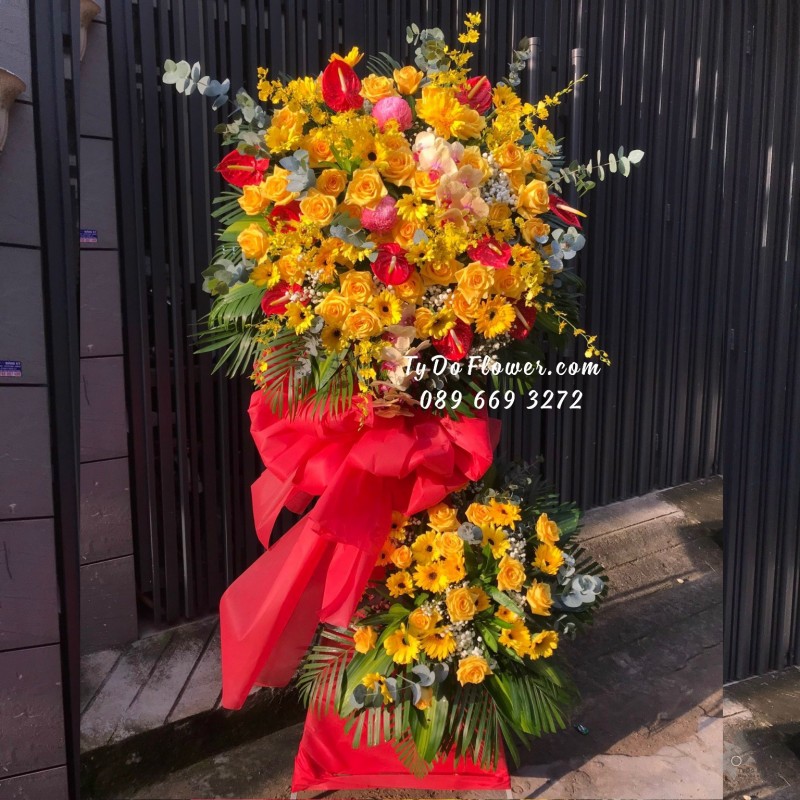 KCM10231070 KỆ HOA CHÚC MỪNG thiết kế chủ đạo hoa hồng vàng